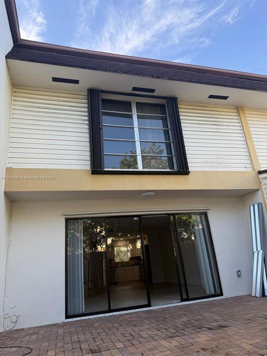 На продажу: $299,900 (3 спален, 2 ванн, 1700 Квадратных фут)