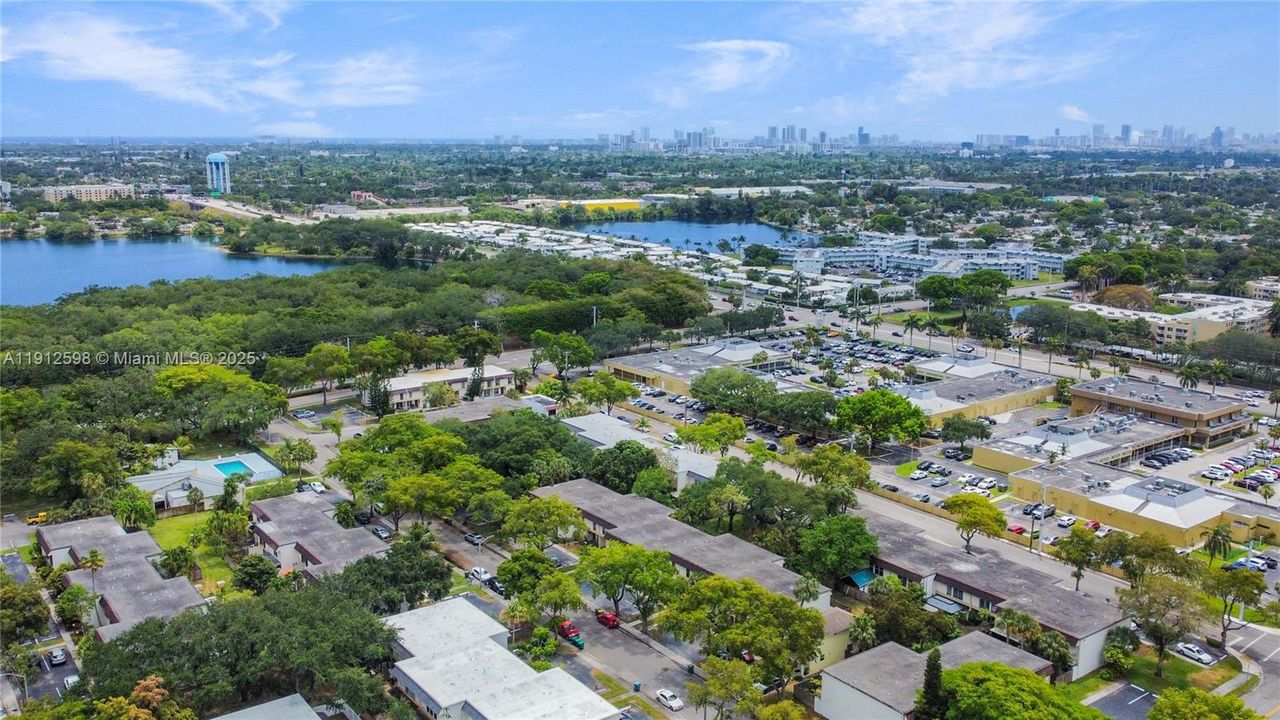 На продажу: $299,900 (3 спален, 2 ванн, 1700 Квадратных фут)