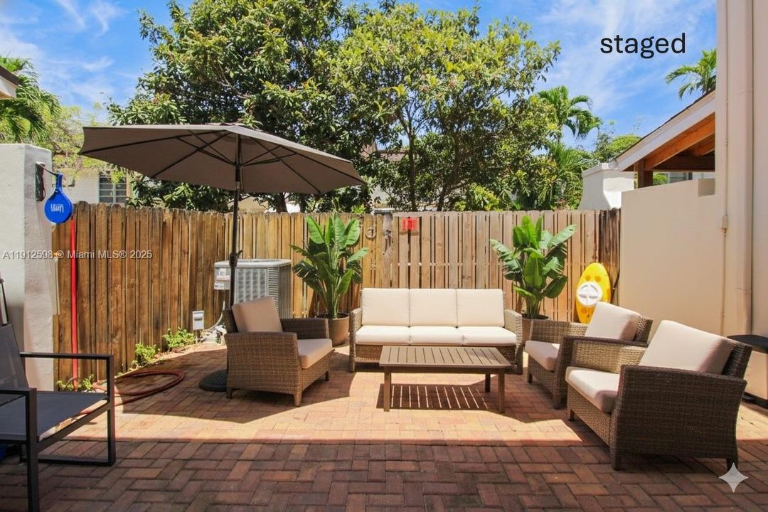 На продажу: $299,900 (3 спален, 2 ванн, 1700 Квадратных фут)