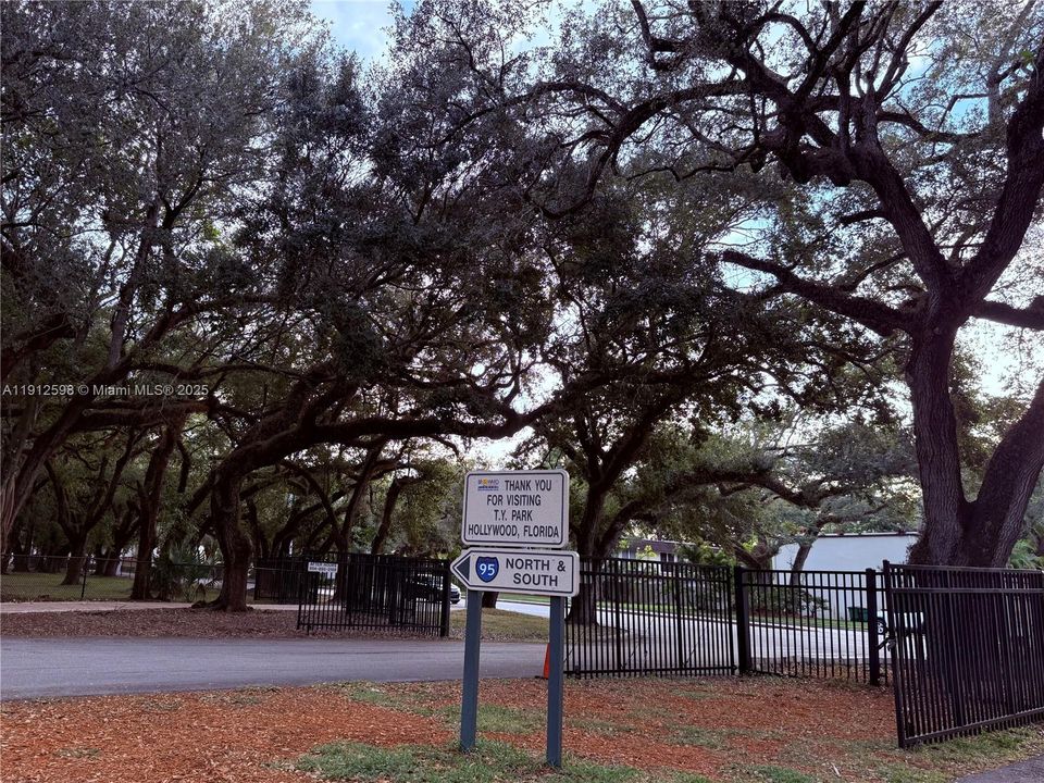 На продажу: $299,900 (3 спален, 2 ванн, 1700 Квадратных фут)