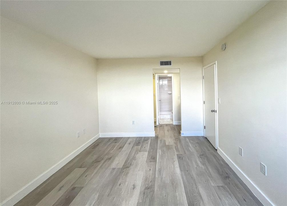 For Sale: $349,000 (2 beds, 2 baths, 958 Square Feet)