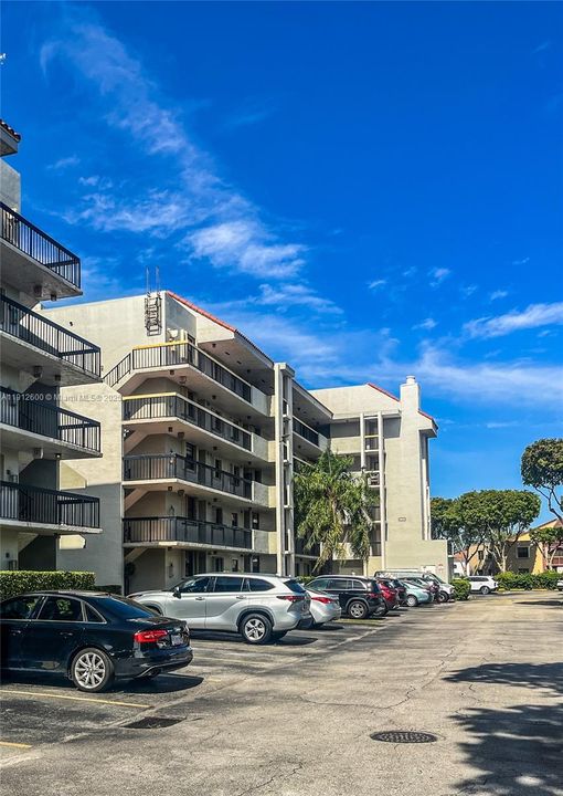 For Sale: $349,000 (2 beds, 2 baths, 958 Square Feet)