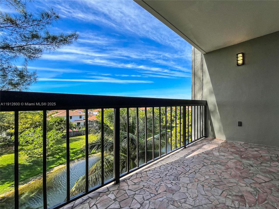 For Sale: $349,000 (2 beds, 2 baths, 958 Square Feet)