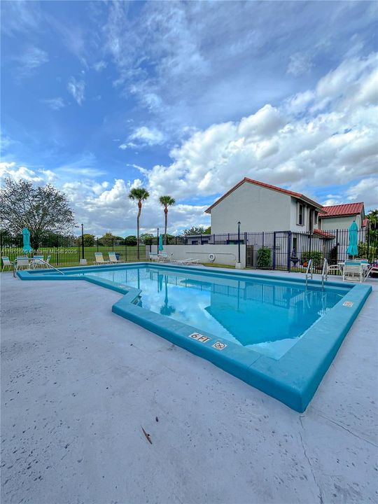 For Sale: $349,000 (2 beds, 2 baths, 958 Square Feet)