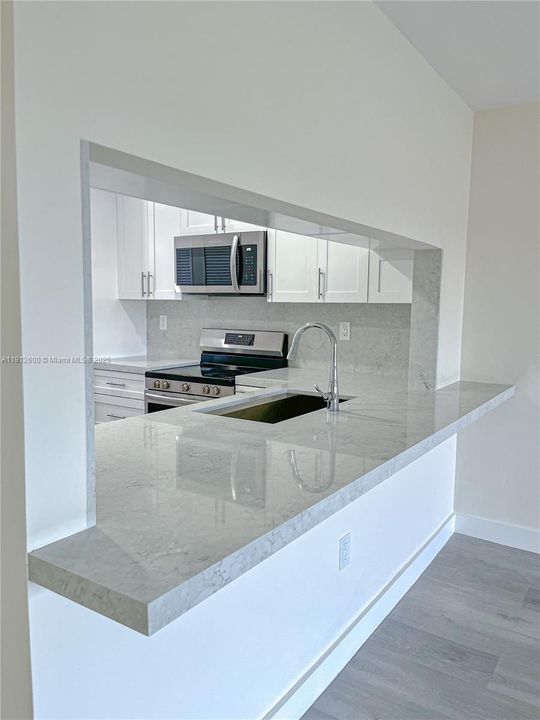 For Sale: $349,000 (2 beds, 2 baths, 958 Square Feet)