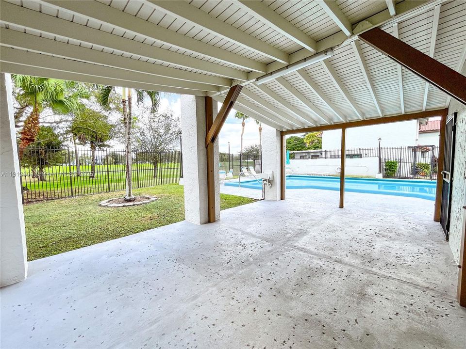 For Sale: $349,000 (2 beds, 2 baths, 958 Square Feet)