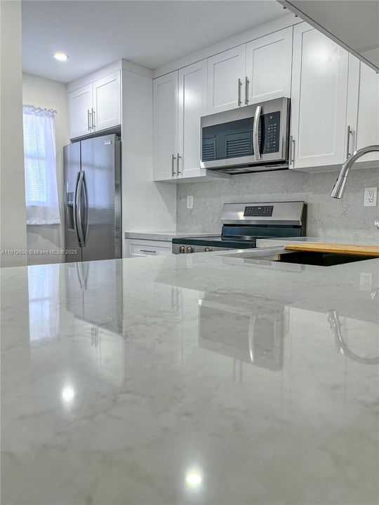 For Sale: $349,000 (2 beds, 2 baths, 958 Square Feet)