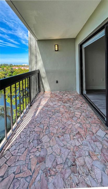 For Sale: $349,000 (2 beds, 2 baths, 958 Square Feet)