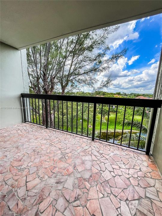 For Sale: $349,000 (2 beds, 2 baths, 958 Square Feet)