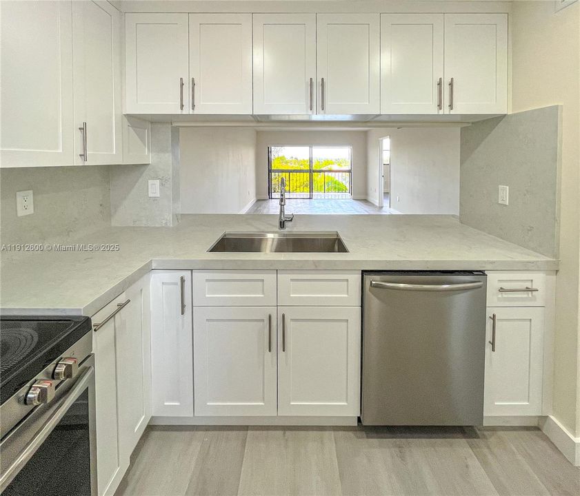 For Sale: $349,000 (2 beds, 2 baths, 958 Square Feet)