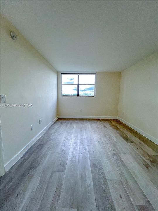 For Sale: $349,000 (2 beds, 2 baths, 958 Square Feet)