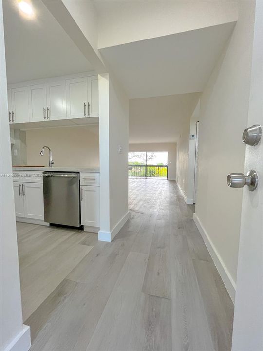 For Sale: $349,000 (2 beds, 2 baths, 958 Square Feet)