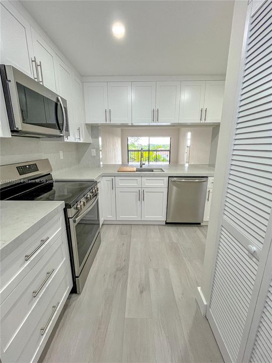 For Sale: $349,000 (2 beds, 2 baths, 958 Square Feet)