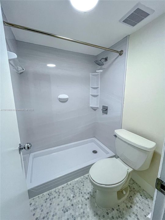 For Sale: $349,000 (2 beds, 2 baths, 958 Square Feet)