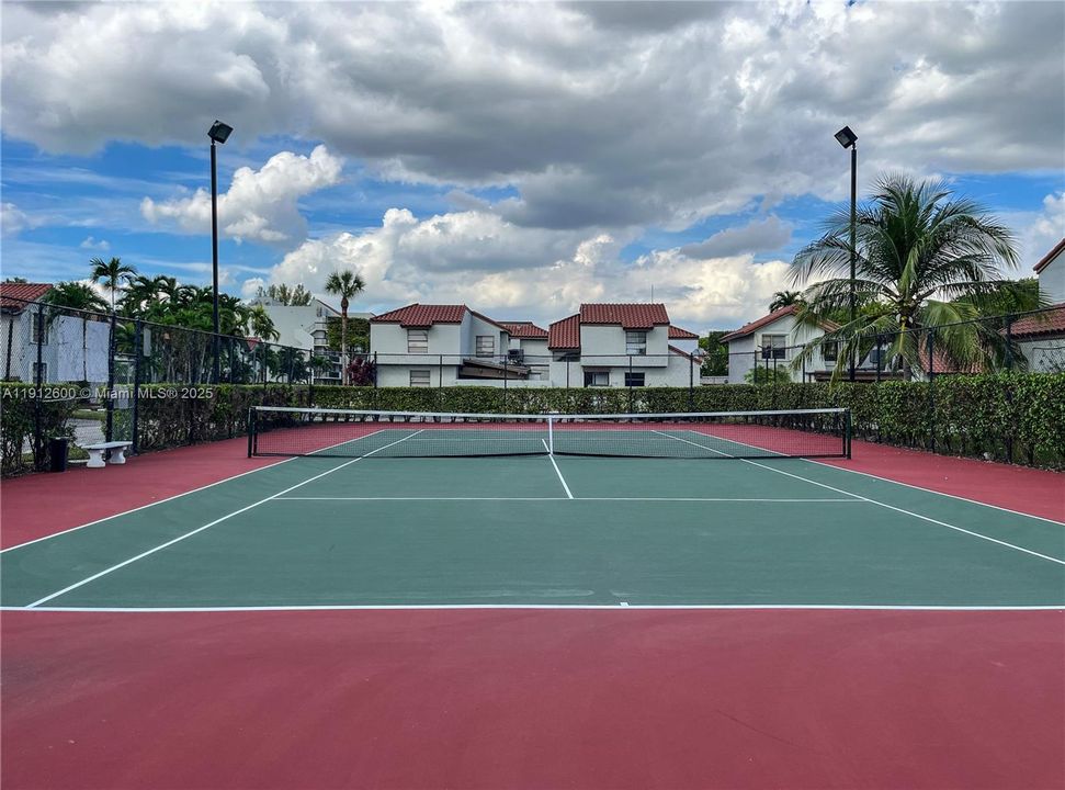 For Sale: $349,000 (2 beds, 2 baths, 958 Square Feet)