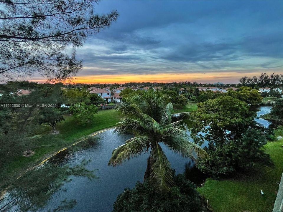 For Sale: $349,000 (2 beds, 2 baths, 958 Square Feet)