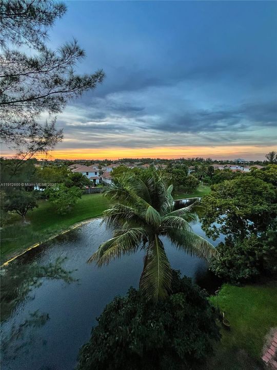 For Sale: $349,000 (2 beds, 2 baths, 958 Square Feet)