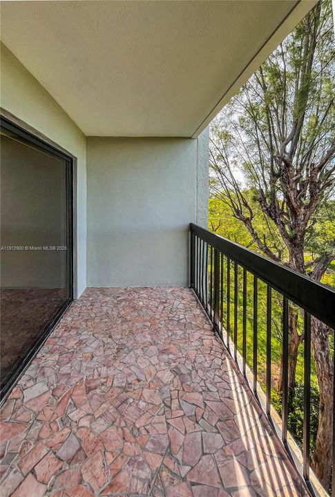 For Sale: $349,000 (2 beds, 2 baths, 958 Square Feet)