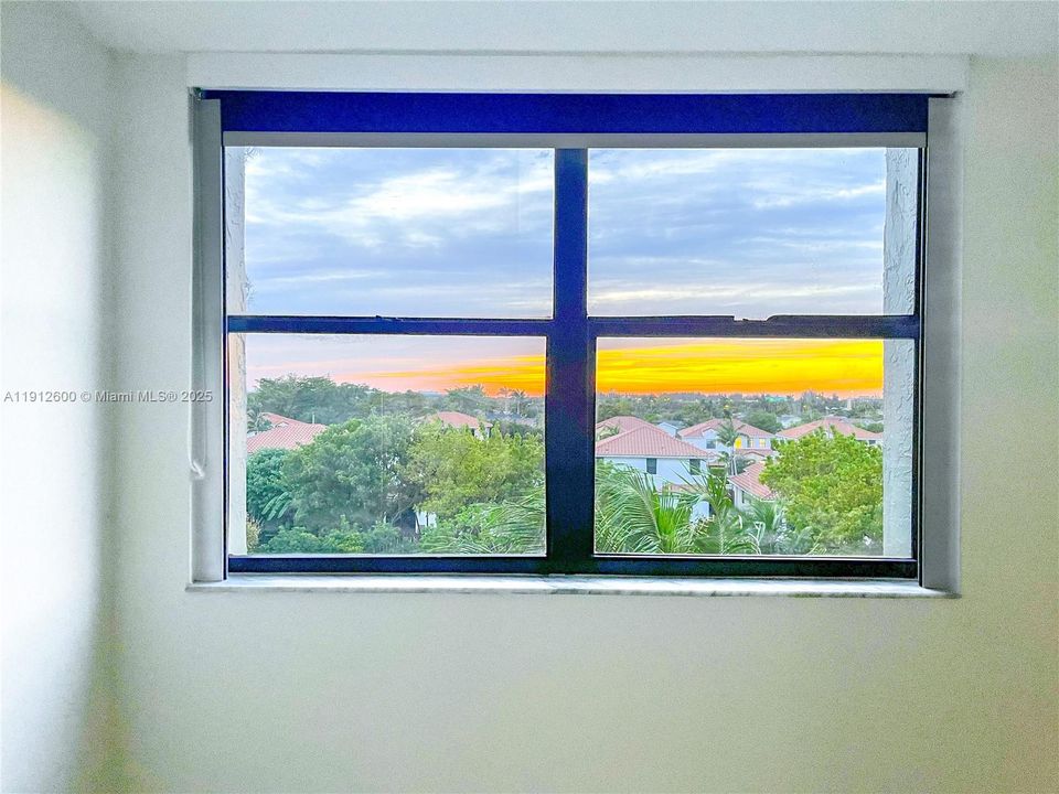 For Sale: $349,000 (2 beds, 2 baths, 958 Square Feet)