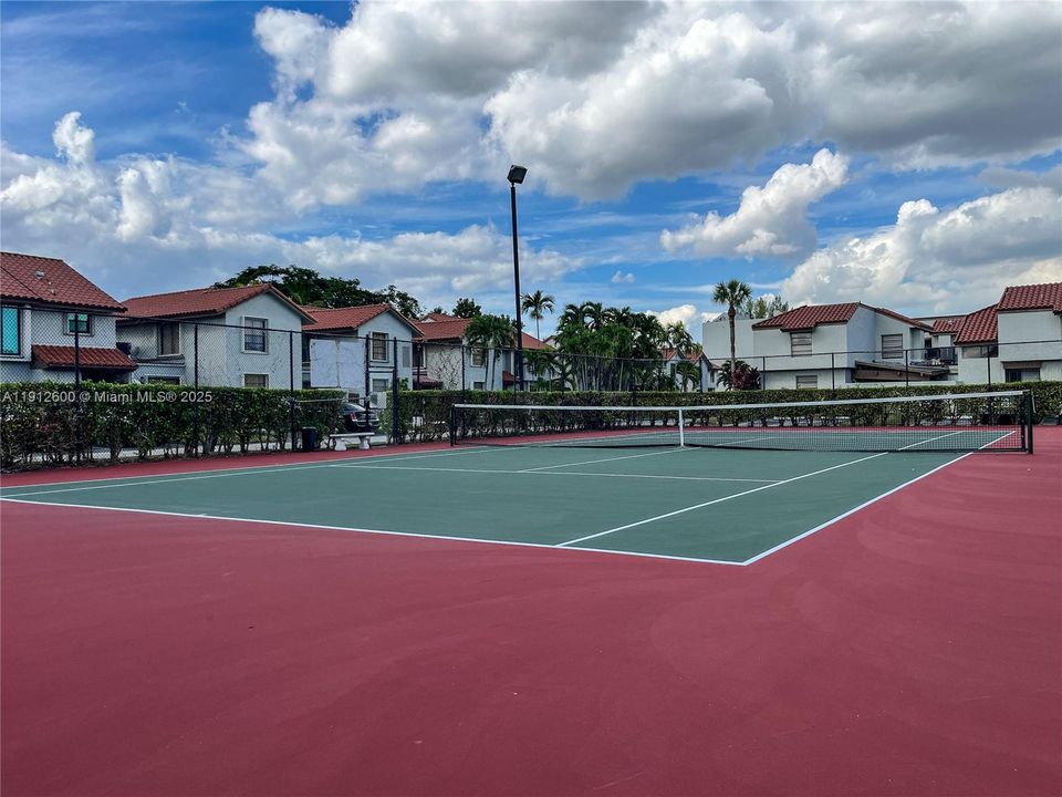 For Sale: $349,000 (2 beds, 2 baths, 958 Square Feet)