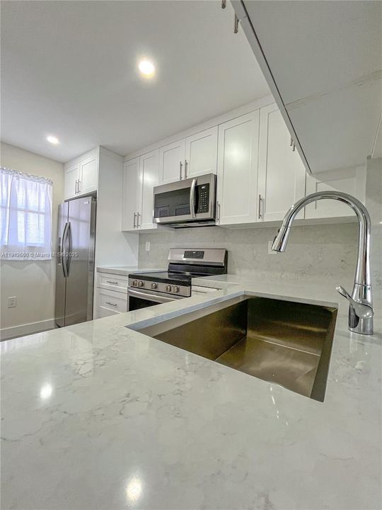 For Sale: $349,000 (2 beds, 2 baths, 958 Square Feet)