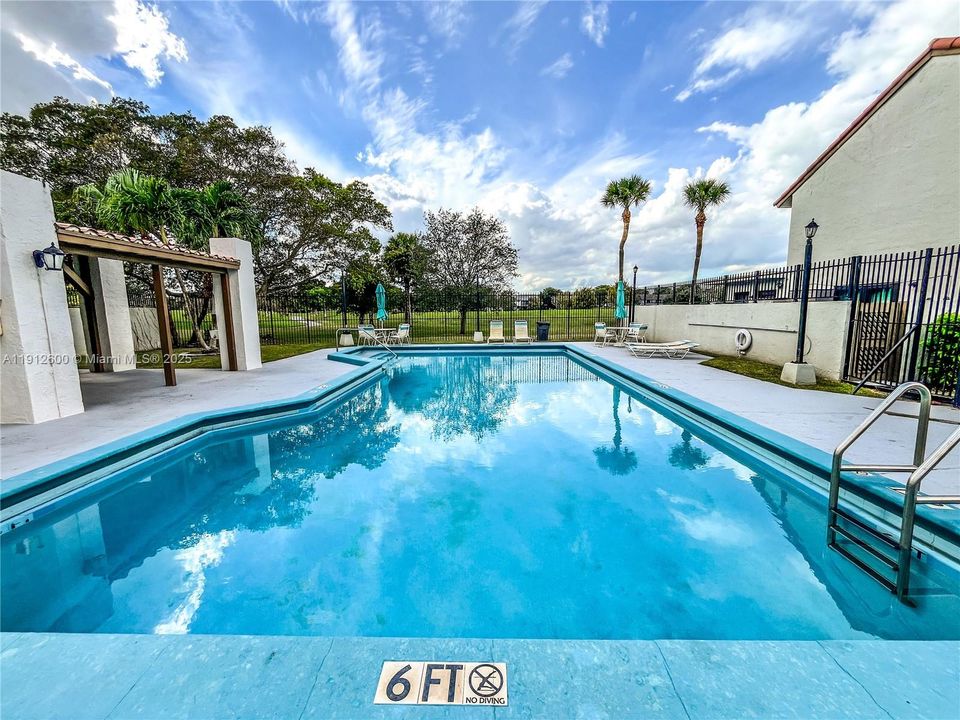 For Sale: $349,000 (2 beds, 2 baths, 958 Square Feet)