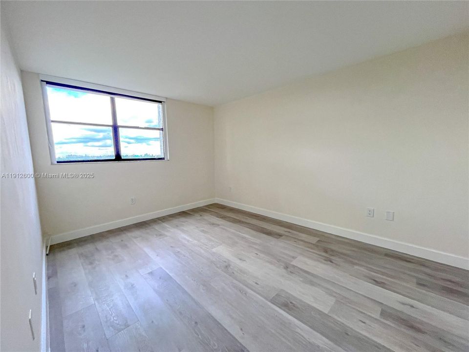 For Sale: $349,000 (2 beds, 2 baths, 958 Square Feet)
