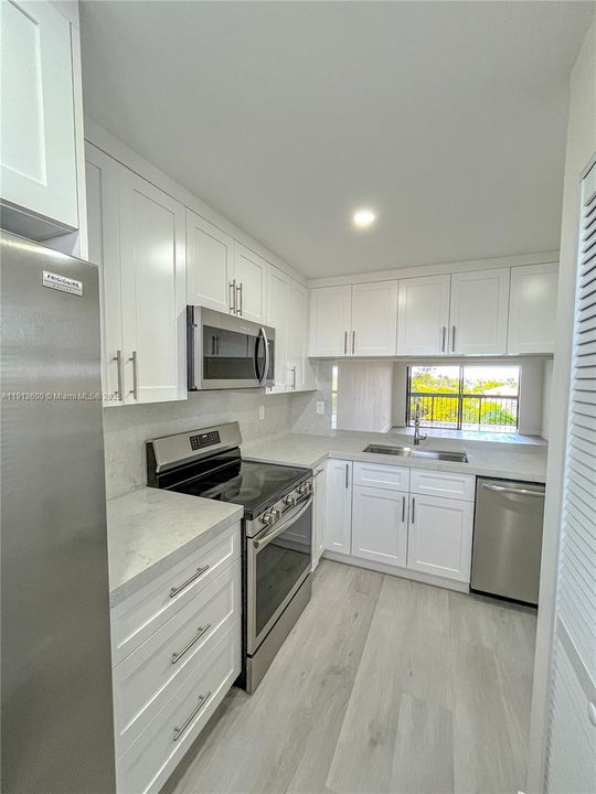 For Sale: $349,000 (2 beds, 2 baths, 958 Square Feet)
