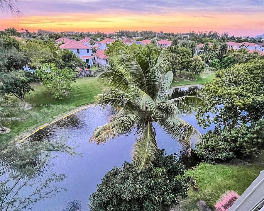 For Sale: $349,000 (2 beds, 2 baths, 958 Square Feet)