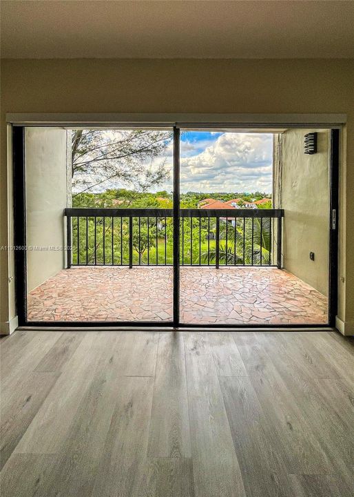 For Sale: $349,000 (2 beds, 2 baths, 958 Square Feet)