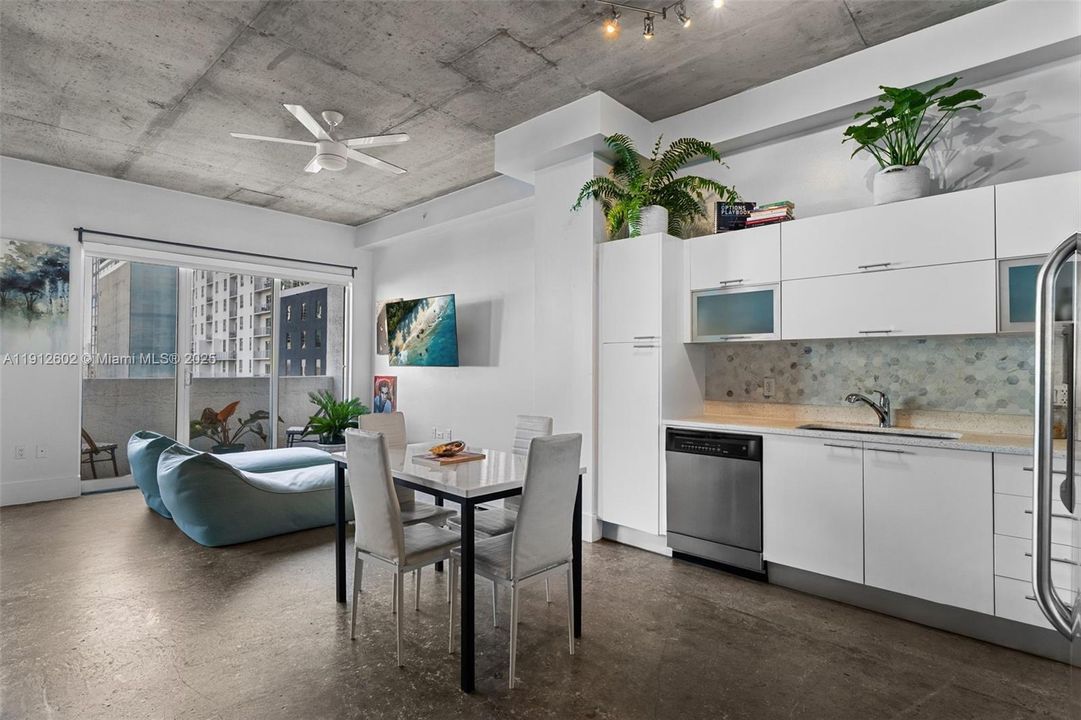 待售: $285,000 (1 贝兹, 1 浴室, 662 平方英尺)