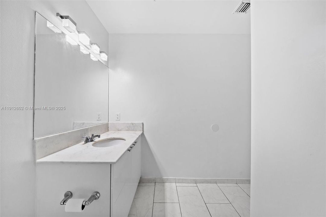 待售: $285,000 (1 贝兹, 1 浴室, 662 平方英尺)