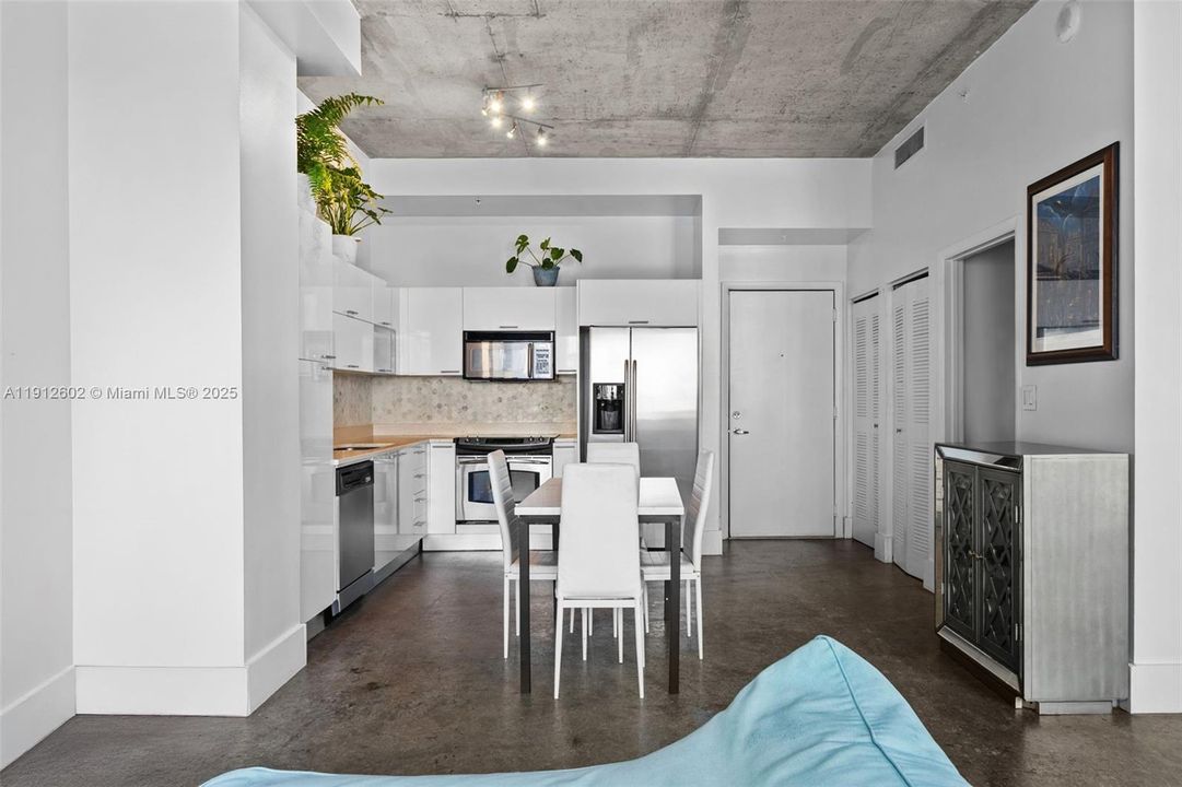 待售: $285,000 (1 贝兹, 1 浴室, 662 平方英尺)