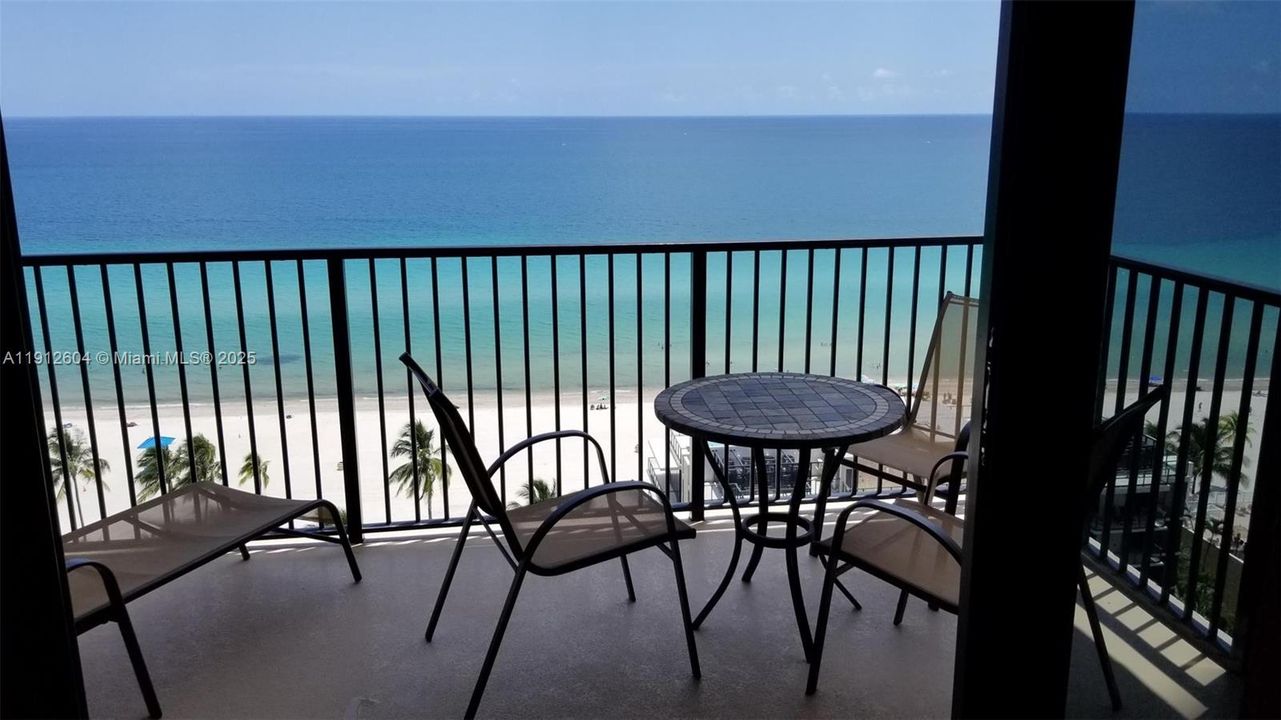 For Rent: $3,995 (1 beds, 2 baths, 980 Square Feet)