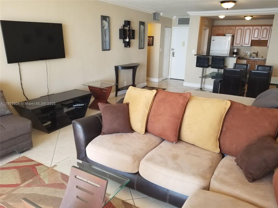 For Rent: $3,995 (1 beds, 2 baths, 980 Square Feet)