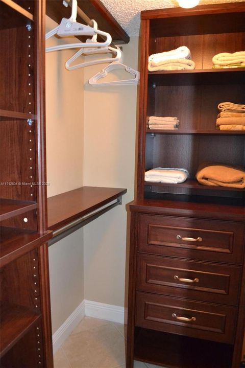 For Rent: $3,995 (1 beds, 2 baths, 980 Square Feet)