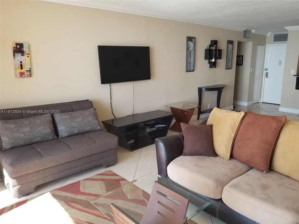 For Rent: $3,995 (1 beds, 2 baths, 980 Square Feet)