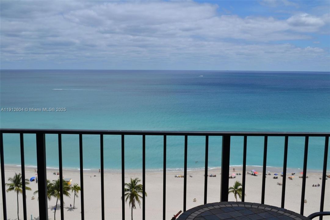 For Rent: $3,995 (1 beds, 2 baths, 980 Square Feet)