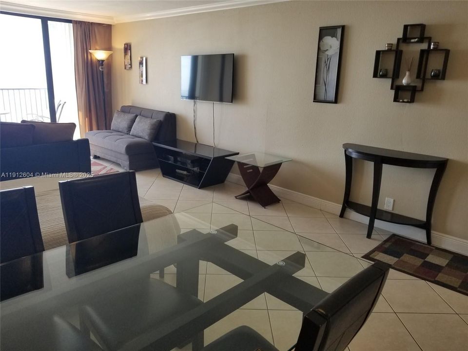 For Rent: $3,995 (1 beds, 2 baths, 980 Square Feet)