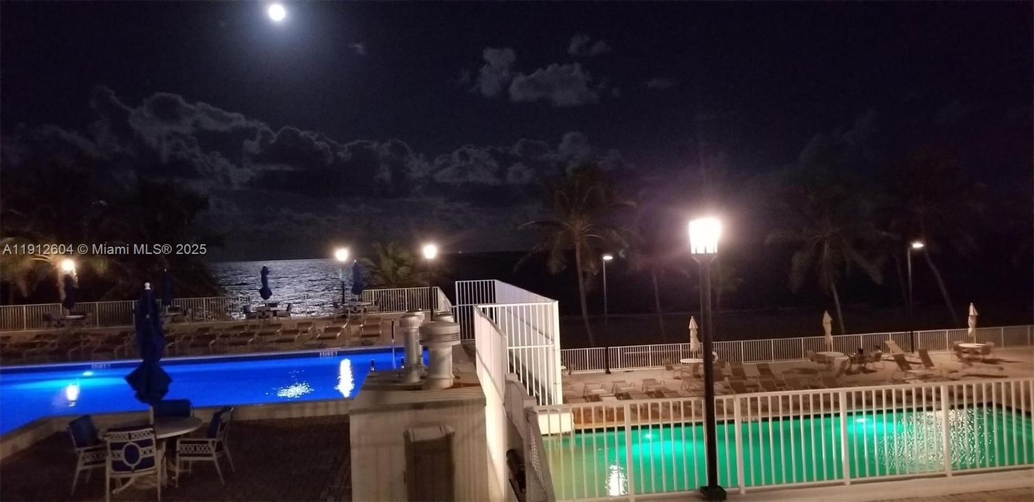 For Rent: $3,995 (1 beds, 2 baths, 980 Square Feet)