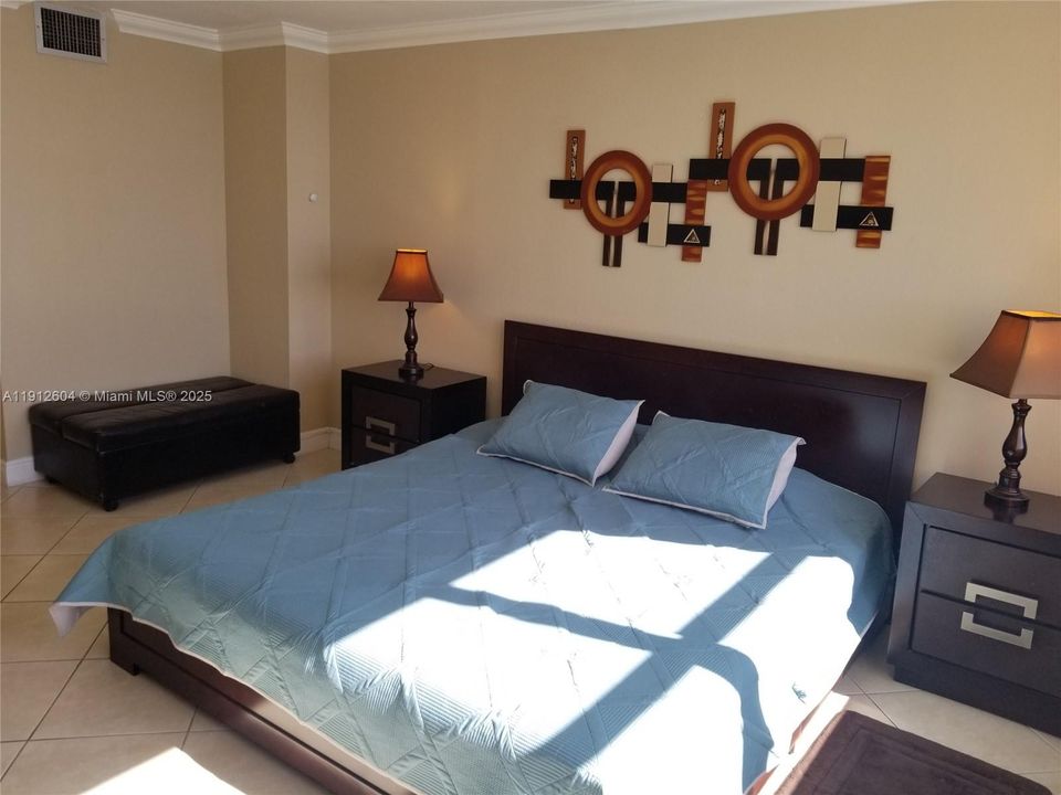 For Rent: $3,995 (1 beds, 2 baths, 980 Square Feet)