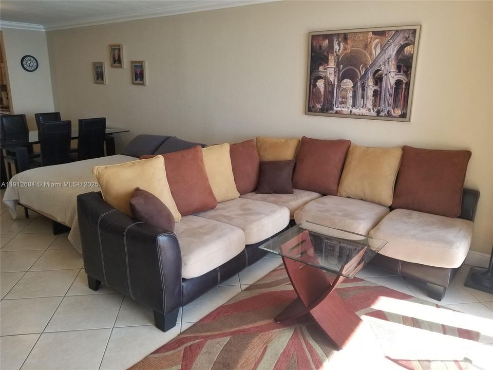 For Rent: $3,995 (1 beds, 2 baths, 980 Square Feet)