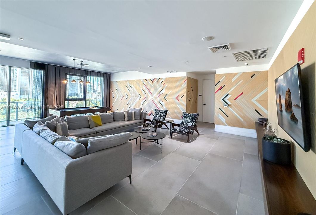 For Sale: $570,000 (1 beds, 1 baths, 673 Square Feet)