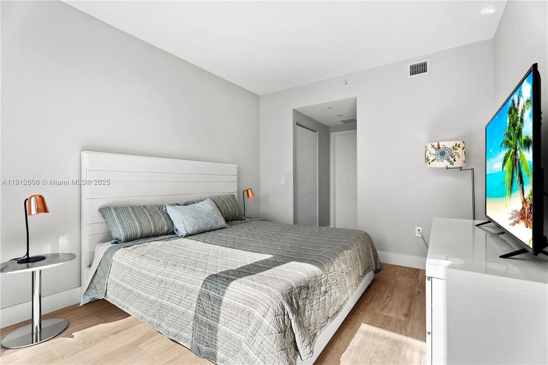 For Sale: $570,000 (1 beds, 1 baths, 673 Square Feet)