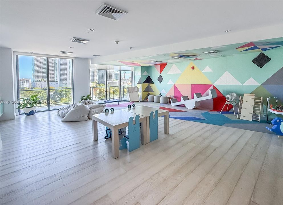 For Sale: $570,000 (1 beds, 1 baths, 673 Square Feet)