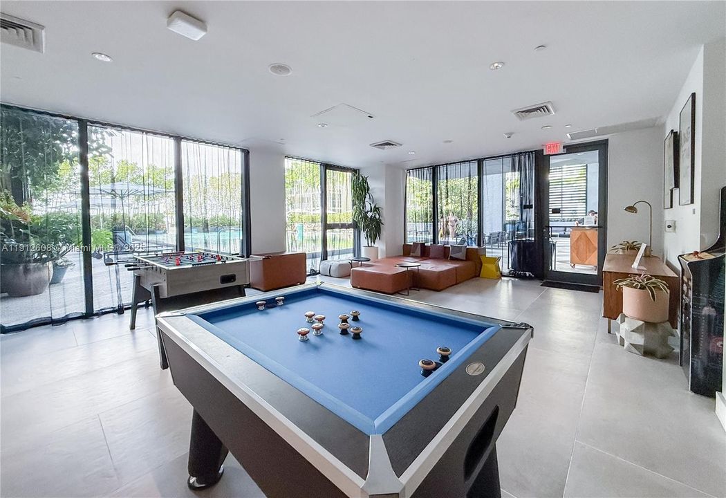 For Sale: $570,000 (1 beds, 1 baths, 673 Square Feet)