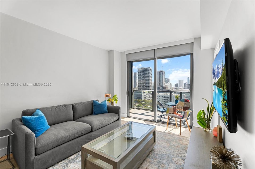 For Sale: $570,000 (1 beds, 1 baths, 673 Square Feet)
