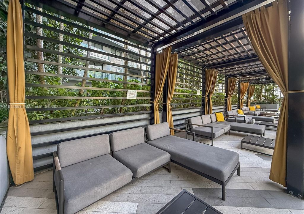 For Sale: $570,000 (1 beds, 1 baths, 673 Square Feet)