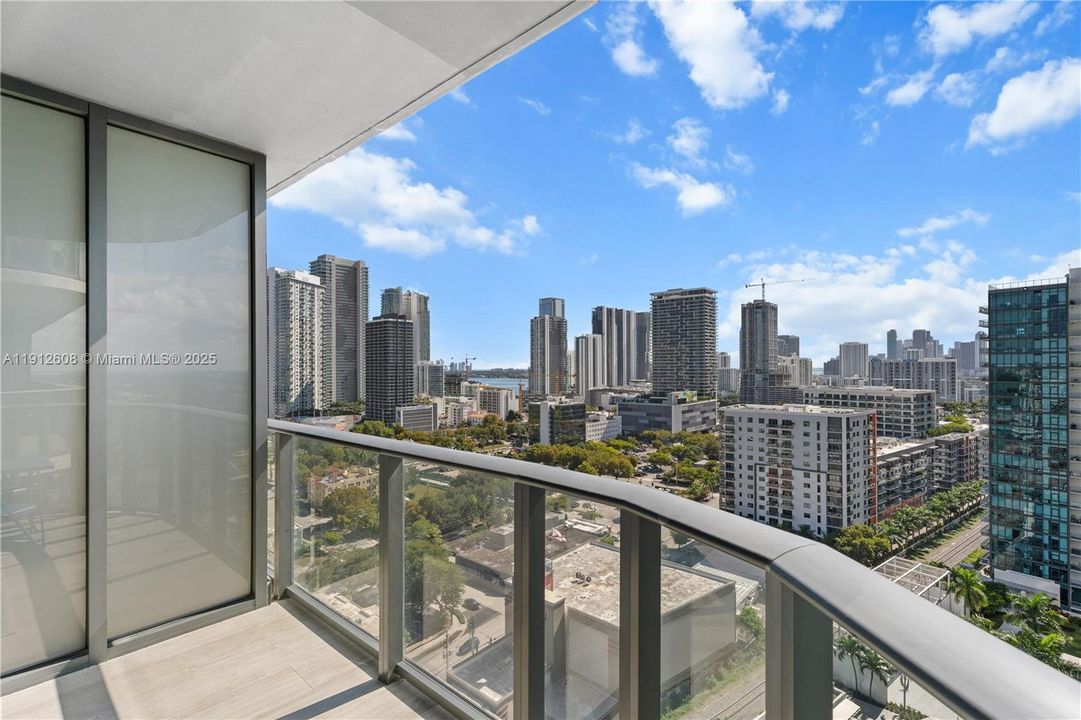 For Sale: $570,000 (1 beds, 1 baths, 673 Square Feet)