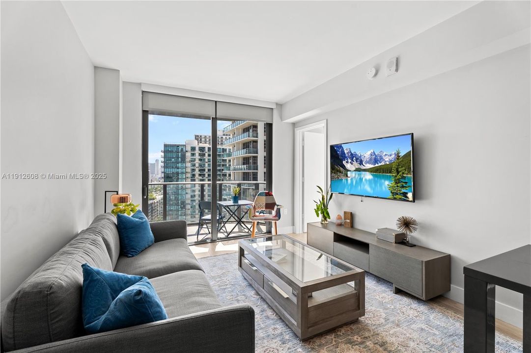 For Sale: $570,000 (1 beds, 1 baths, 673 Square Feet)